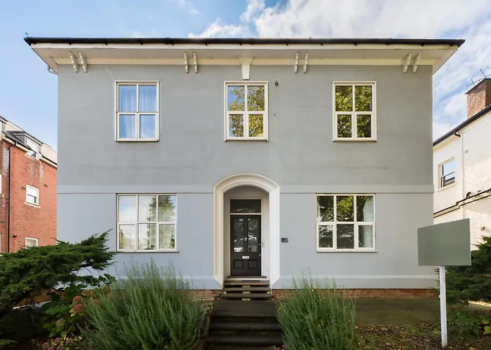 1-Bedroom Apartment In Leamington Spa With Free Parking